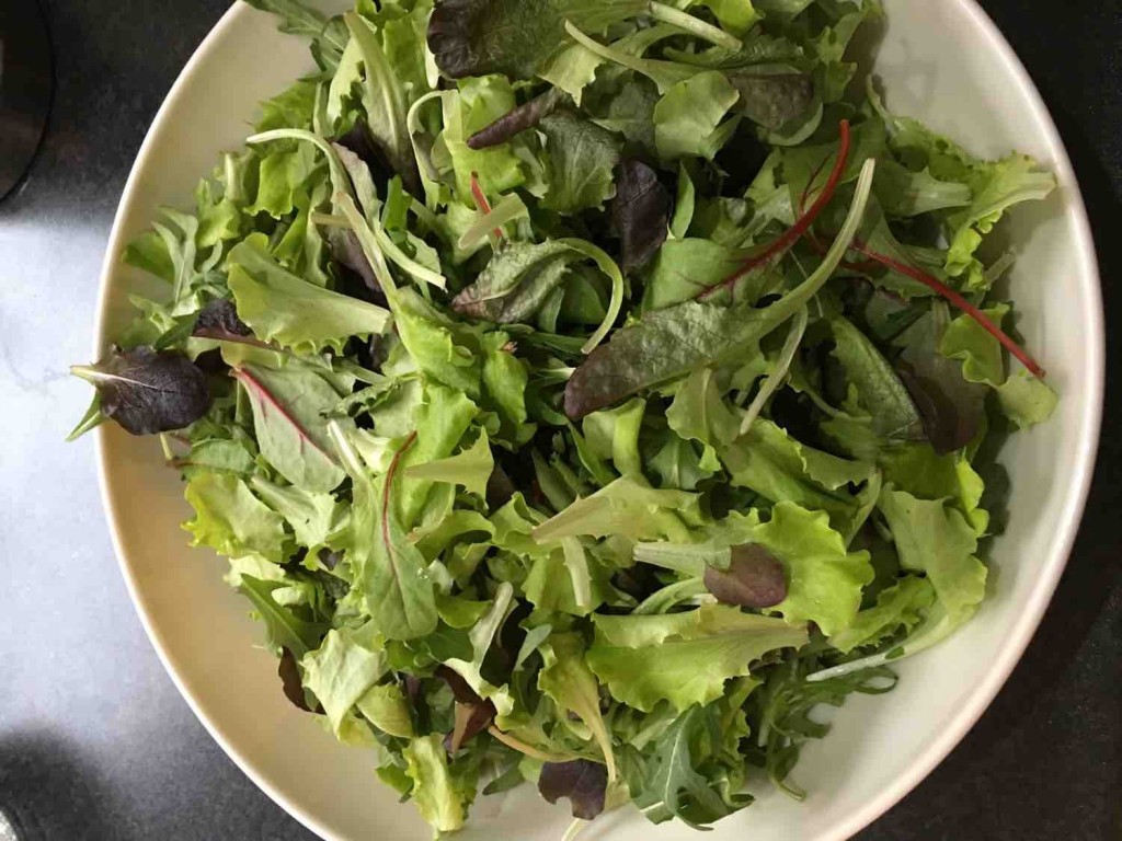 Junge Salatblätter mit Ruccola von hellraiserlux | Hochgeladen von: hellraiserlux
