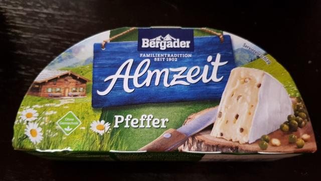 Almzeit Pfeffer, Weichkäse mit Weißschimmel und Pfeffer, Doppelr | Hochgeladen von: Rocz