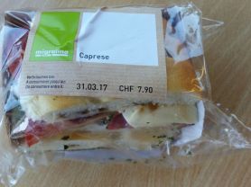 Caprese Sandwich, Spezialbrot mit Tomaten und Mozzarella | Hochgeladen von: denaa