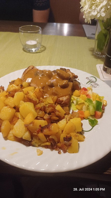 Panierte Schweinemedallions mit Bratkartoffel von Mao75 | Hochgeladen von: Mao75