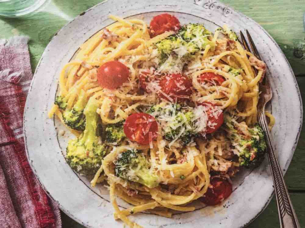 Pasta nach Carbonara Art, mit Bacon, Brokkoli und Korschtomaten  | Hochgeladen von: kirschbaumlisl