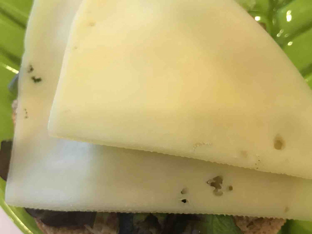 Belegtes Brötchen mit einer Scheibe Käse von Sonnenschein1408 | Hochgeladen von: Sonnenschein1408