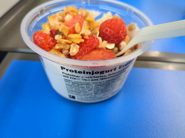 Proteinjoghurt Erdbeeren und Müesli by hightower | Uploaded by: hightower