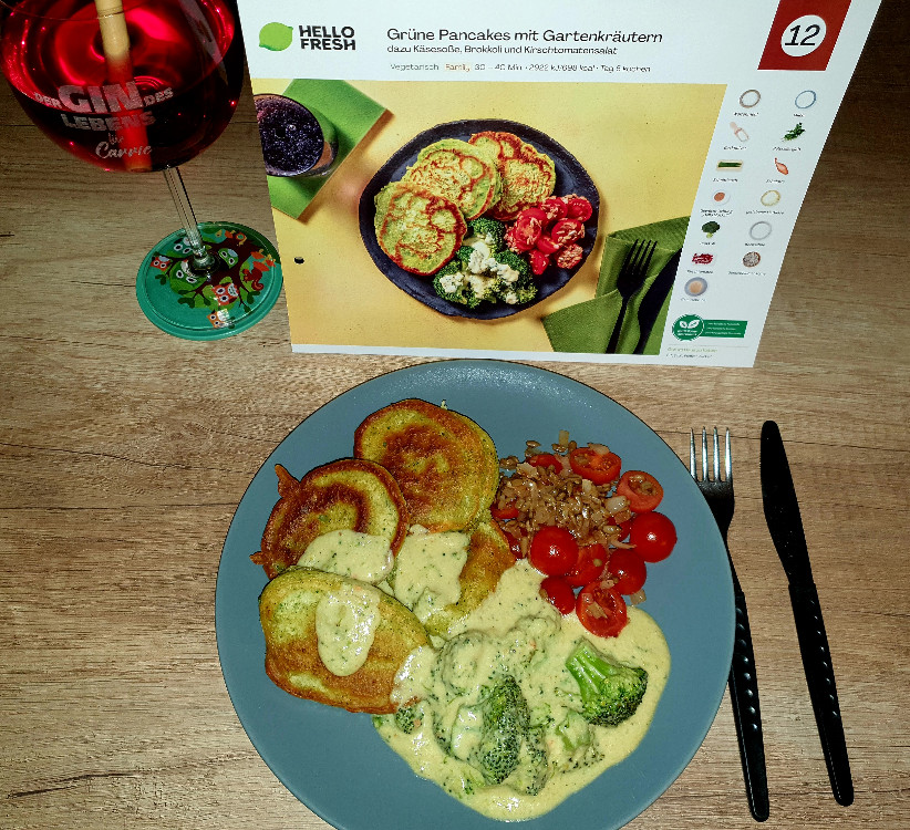 HelloFresh, Grüne Pancakes mit Gartenkräutern, Dazu Käsesoße, Brokkoli ...