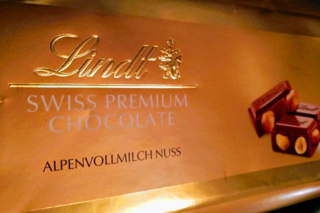 Lindt Swiss Premium Chocolate, Milch-Nuss | Hochgeladen von: joragode