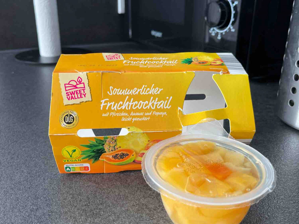 Sommerlicher Fruchtcocktail, mit Pfirsichen, Ananas und Papaya,  | Hochgeladen von: timesch