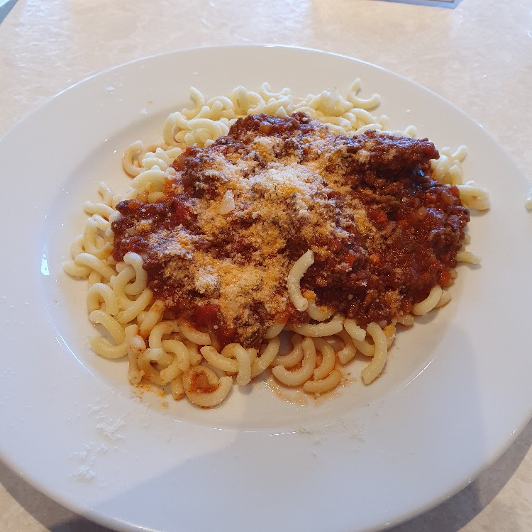 Real Quality, Nudeln Bolognese mit Rindfleisch Kalorien ...