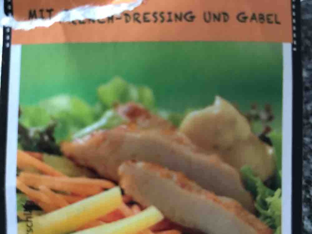 Frischer Salat mit Hähnchen, Käse und Joghurtdressing und Gabel  | Hochgeladen von: WilliWi