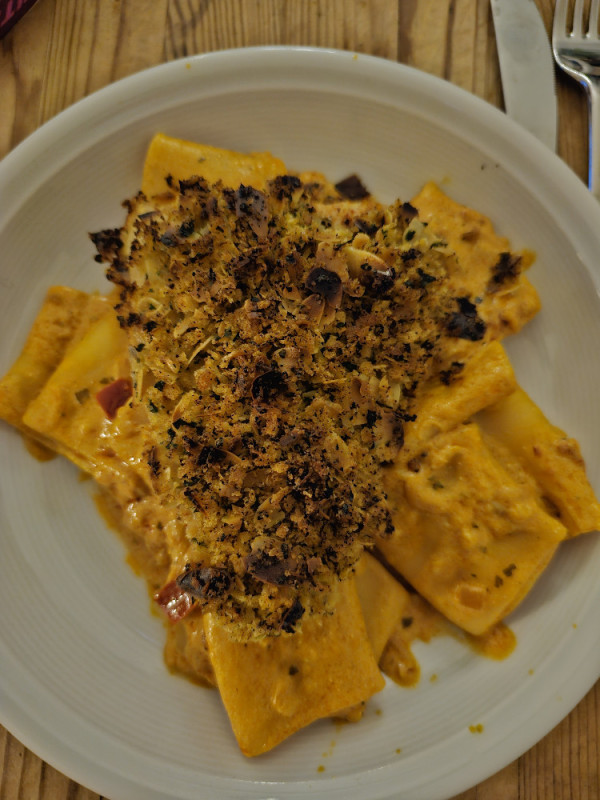 Kabeljaufilet mit Mandel-Panko-Kruste, auf frischen Paccheri in  | Hochgeladen von: Jemren