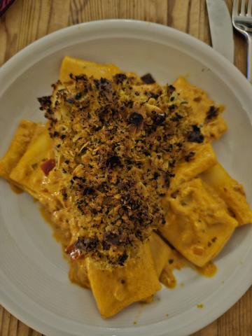 Kabeljaufilet mit Mandel-Panko-Kruste, auf frischen Paccheri in  | Hochgeladen von: Jemren