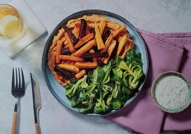 Tomatenhummus mit Pastinake und Rote Bete, dazu Karotten-Feldsal | Hochgeladen von: Simple Man