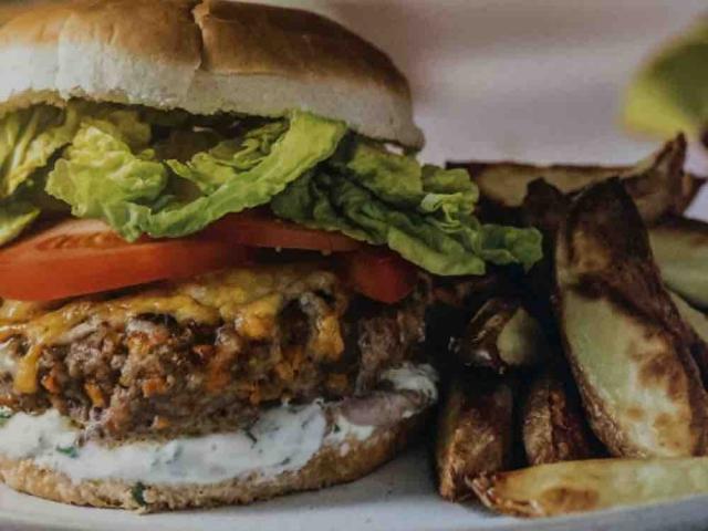 Cheeseburger mit Kartoffelspalten, und verstecktem Gemüse von Li | Hochgeladen von: Lili2102