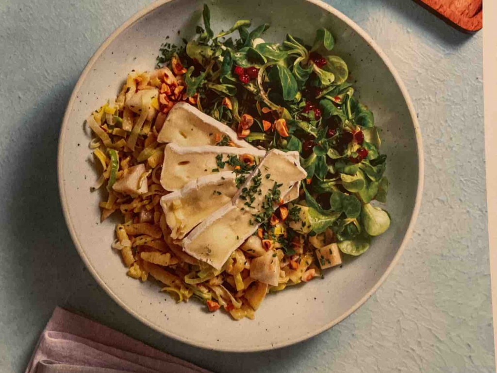 Spätzle-Birnen-Pfanne mit Camembert, dazu  Feldsalat in Preiselb | Hochgeladen von: Matthew Jones