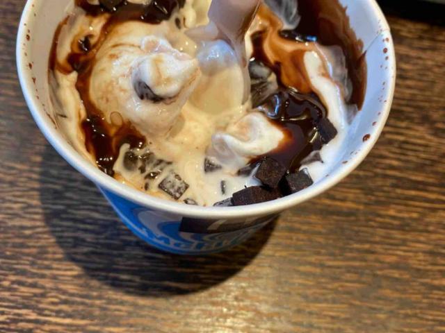 McFlurry Choc Cookie, Milcheis, Cookiestückchen, Schokosauce von | Hochgeladen von: katha2212