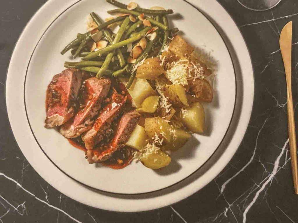 Rinderhüftsteak mit Prinzessbohnen und Mandeln, dazu dunkle Scha | Hochgeladen von: Supermaus