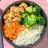 Spicy Tofu Buddha Bowl, mit Erdnusssauce und Karotten-Koriander- | Hochgeladen von: clairestw