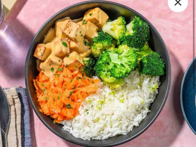 Spicy Tofu Buddha Bowl, mit Erdnusssauce und Karotten-Koriander- | Hochgeladen von: clairestw