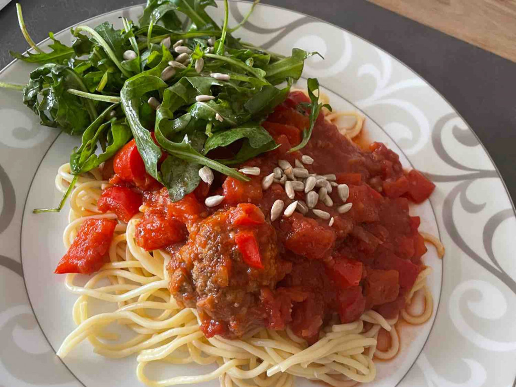 Spaghetti mit Hackbällchen in Tomatensosse, Rucola und Sonnenblu | Hochgeladen von: Ticka