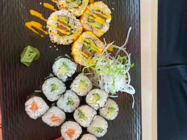 Maki mit Lachs, Gurke und Avocado by NoahBuder | Uploaded by: NoahBuder