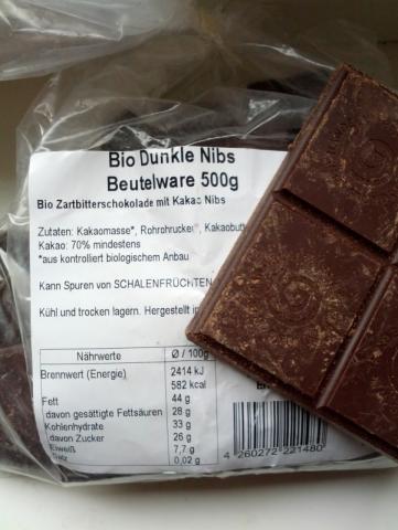 Bio Dunkle Nibs, Bio Zartbitterschokolade mit Kakao Nibs | Hochgeladen von: lgnt
