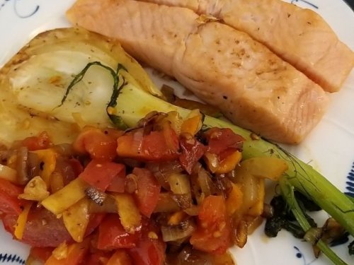 Lachs mit Fenchel-, Tomate-, Zwiebel- Gemüse - Rezepte - Fddb