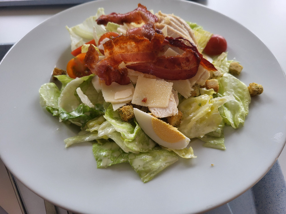 Caesar Salad, mit Hähnchenbrustfilet, Grana Padano, Bacon, Cro v | Hochgeladen von: pergman