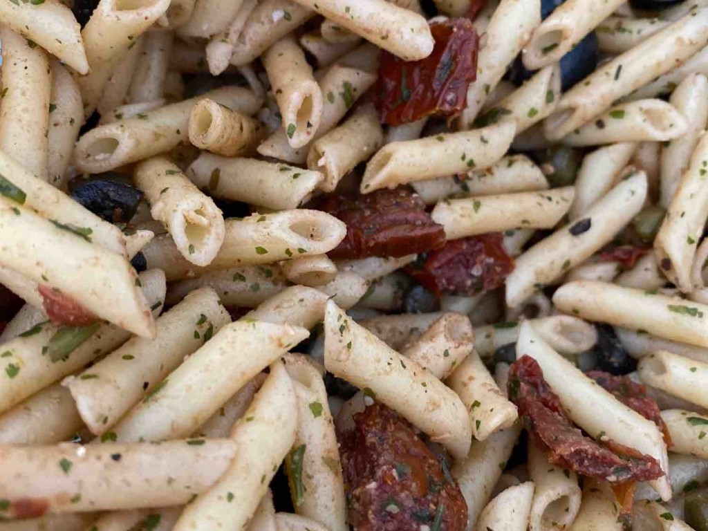 Mediterraner Nudelsalat, Oliven, getrocknete Tomaten, Kapern, Pa | Hochgeladen von: tinybini