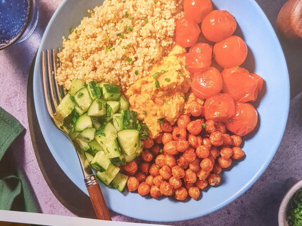Quinoa-Bowl mit Karotten-Hummus, Kirschtomaten, Gurken und Olive | Hochgeladen von: MaiWo