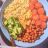 Quinoa-Bowl mit Karotten-Hummus, Kirschtomaten, Gurken und Olive | Hochgeladen von: MaiWo