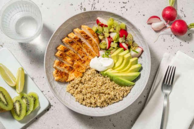 Smokey Chicken Avocado Bowl auf Quinoa, Dazu Kiwi-Radieschen-Sal | Hochgeladen von: Annva88