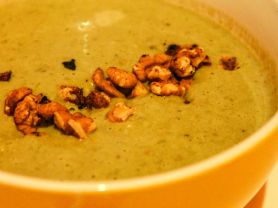 Koriander-Erbsen-Suppe mit gerösteten Walnüssen | Hochgeladen von: julifisch