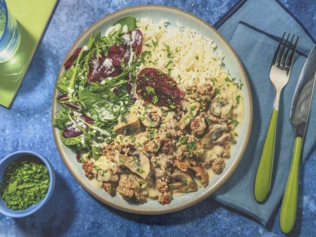 HelloFresh: Stroganoff Cremige Pilz-Hackfleisch-Soße, auf Kräute | Uploaded by: marczaku