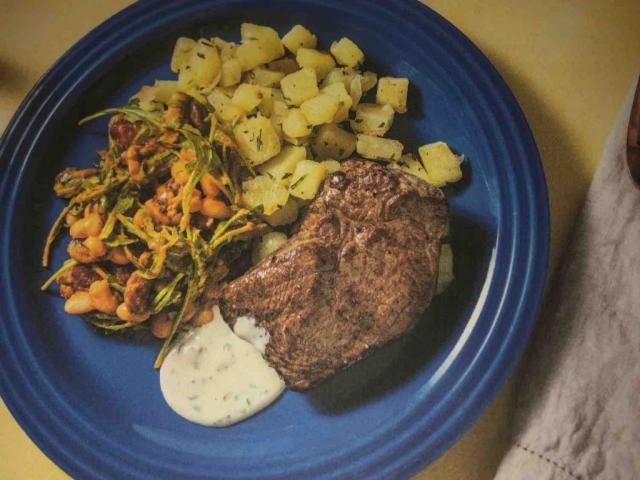 Rindersteak mit scharfem Bohnensalat, dazu Rosmarin-Kartoffeln u | Hochgeladen von: lili.fit