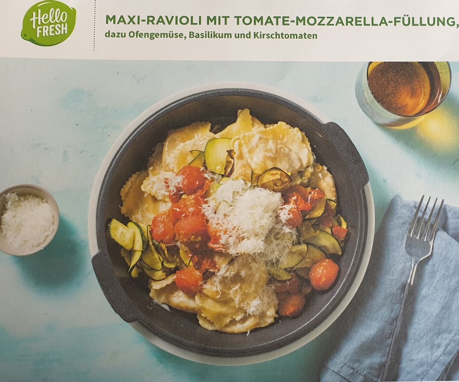 Maxi-Ravioli mit Tomate-Mozzarella-Füllung, dazu Ofengemüse, Bas | Hochgeladen von: cpapeweb.de