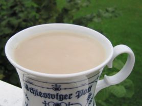 schwarzer Tee mit Milch | Hochgeladen von: Heidi