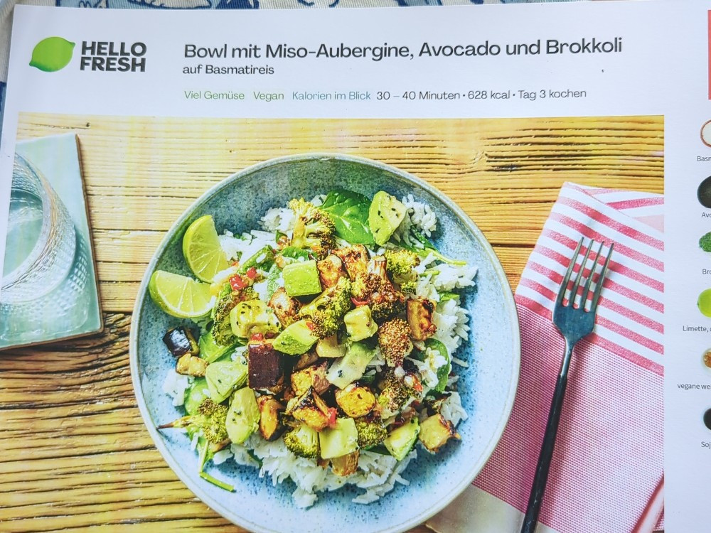 Bowl mit Miso-Aubergine, Avocado und Brokkoli auf Basmatireis vo | Hochgeladen von: erhardmikulik553