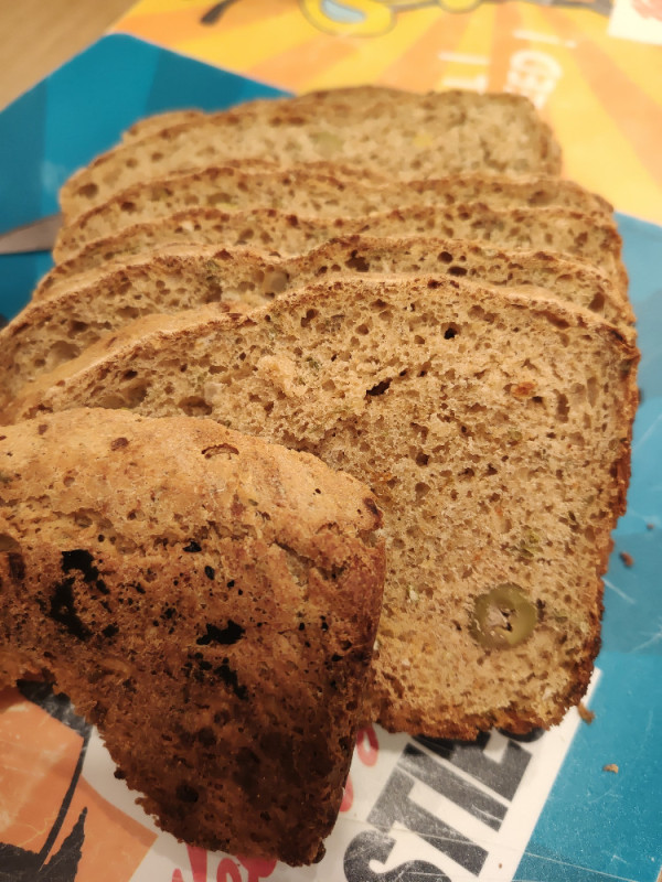 Weizenvollkornbrot, mit Oliven und mit 1050g Mehl gebacken von M | Hochgeladen von: MagtheSag