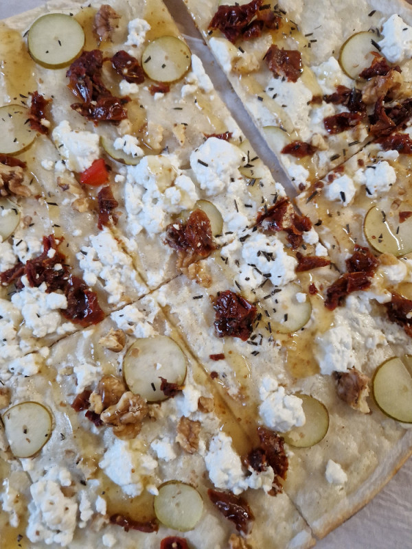 Flammkuchen (Ziegenkäse, Birne, Honig, Walnus) von Rebecca Richt | Hochgeladen von: Rebecca Richter