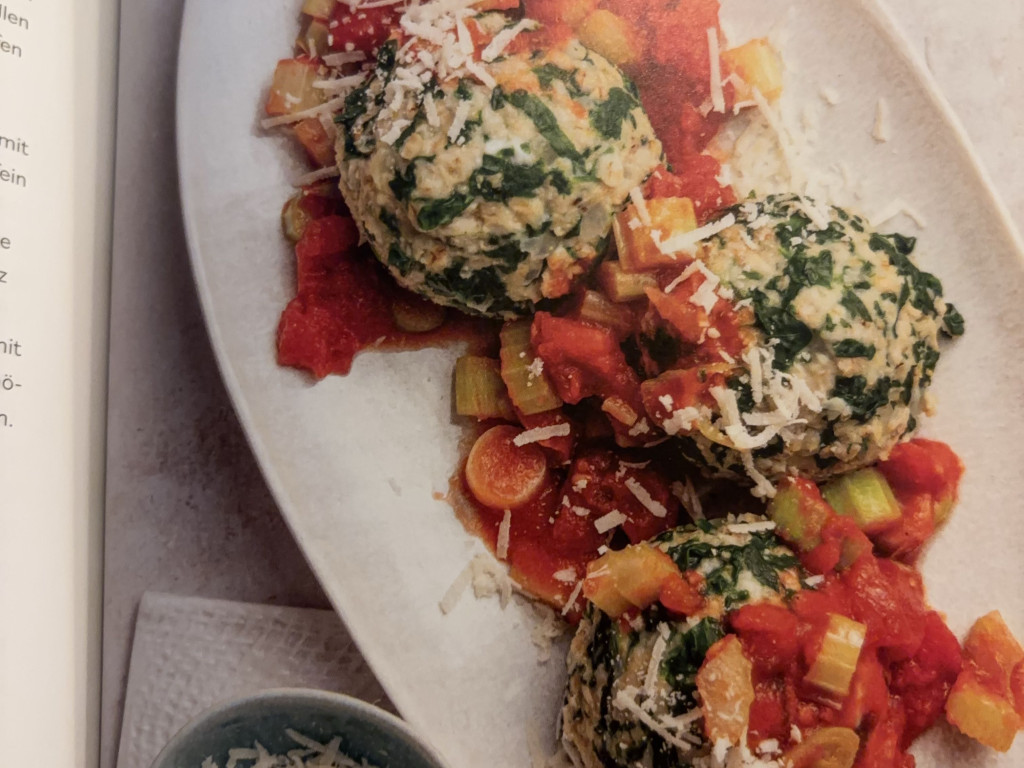 Spinatknödel mit Tomatensoße, Ernährungsdocs von Buronia | Hochgeladen von: Buronia Spinatknödel mit Tomatensoße, Ernährungsdocs von Buronia | Hochgeladen von: Buronia
