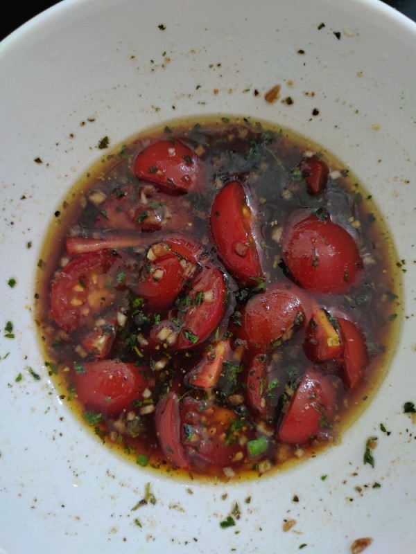Tomatensalat mit Olivenöl und Balsamico von Salzchips | Hochgeladen von: Salzchips