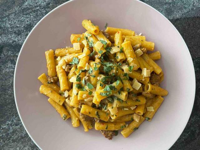 Tomatige Rigatoni mit Rindshackfleisch, getoppt mit Basilikum un | Hochgeladen von: mountgul