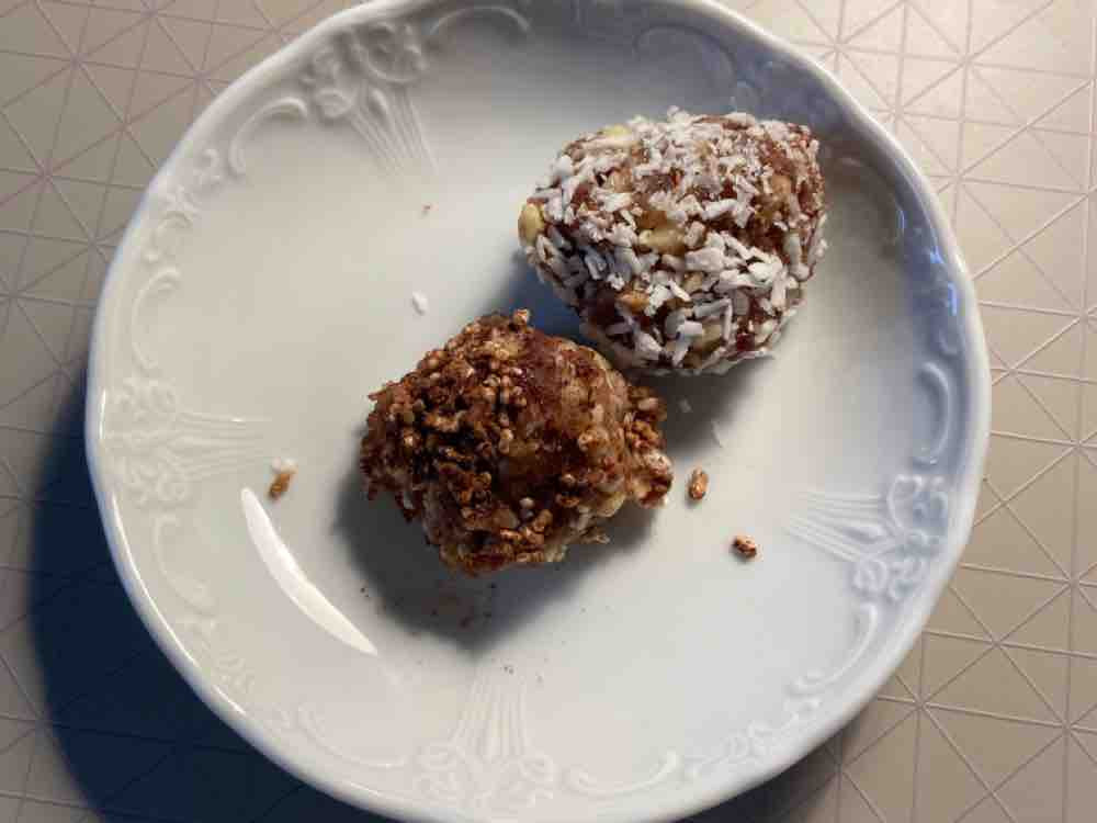 Energie Balls, Cashewnüsse, Datteln, Backkakao, Kokosraspeln von | Hochgeladen von: BeBa82