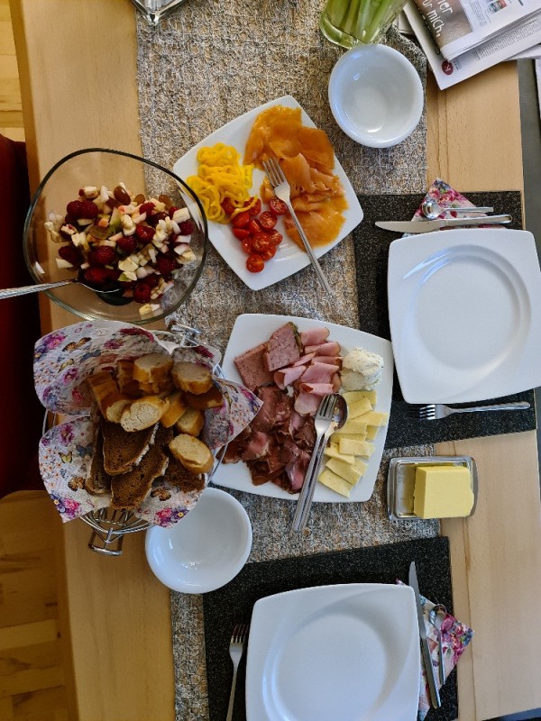Frühstück mit Brot, Frischkäse, Käse, Apfel und Gemüse von ivang | Hochgeladen von: ivangrosny
