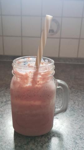 selbst gemachter Erdbeermilchshake mit Vanille, Erdbeere mit Van | Hochgeladen von: Mao75