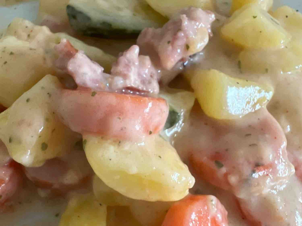 Kartoffel-Möhren Auflauf mit Würstchen Und Käsesoße Thermomix vo | Hochgeladen von: Araucana