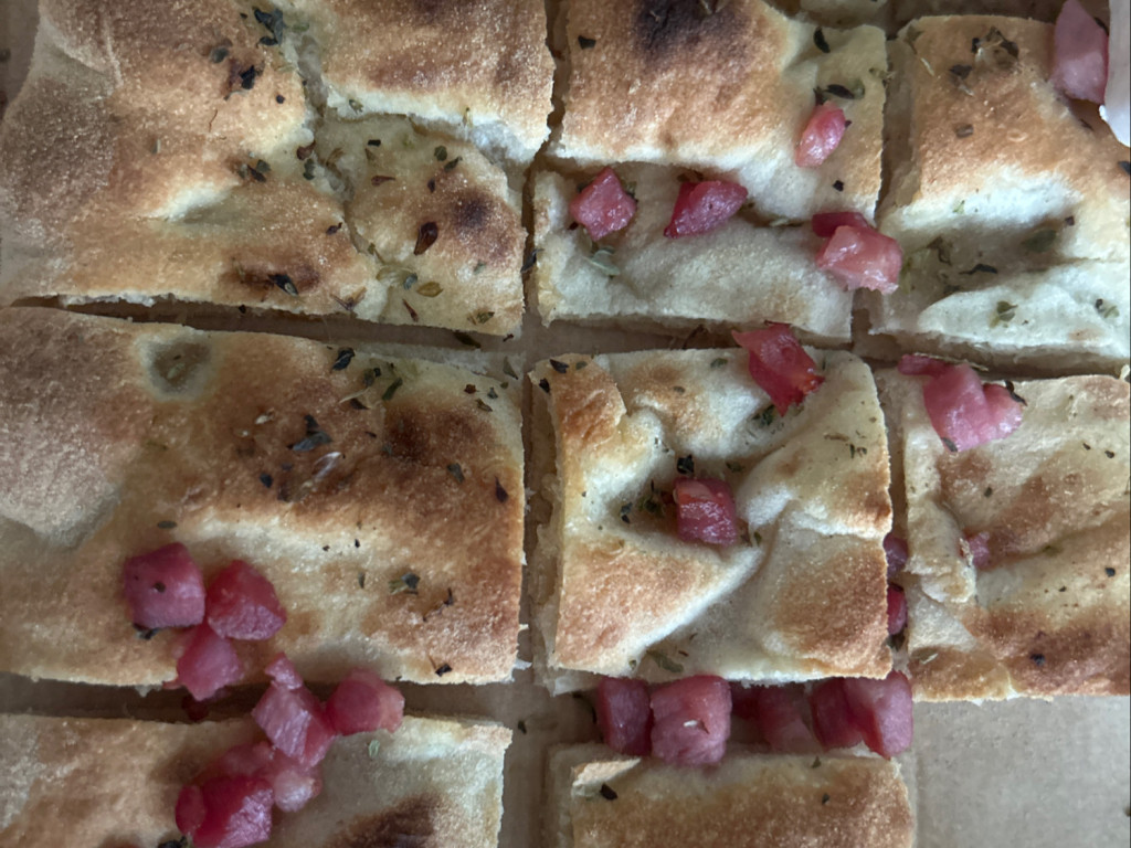 Pinsa Rustika, mit Speck, Zwiebeln, Oliven und Kapern von Btasso | Hochgeladen von: Btasso Pinsa Rustika, mit Speck, Zwiebeln, Oliven und Kapern von Btasso | Hochgeladen von: Btasso