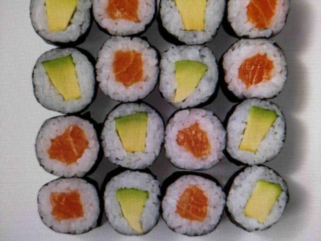 EAT HAPPY Maki Mix Lachs Avocado L von MFurtwängler | Hochgeladen von: MFurtwängler