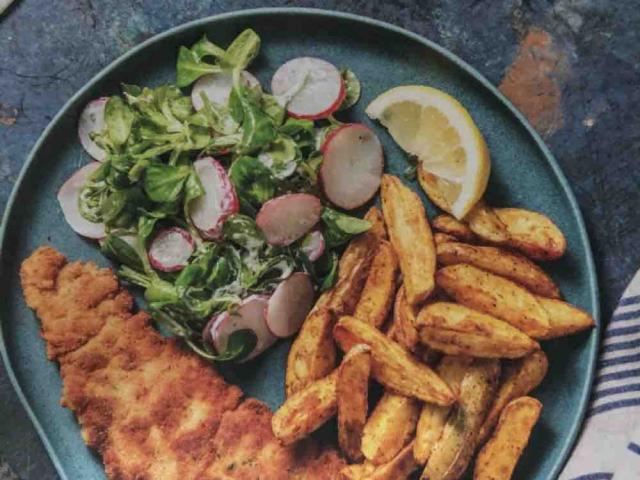 Knuspriges Kräuterschnitzel, dazu Ofenkartoffel, Feldsalat und R | Hochgeladen von: P0PPY