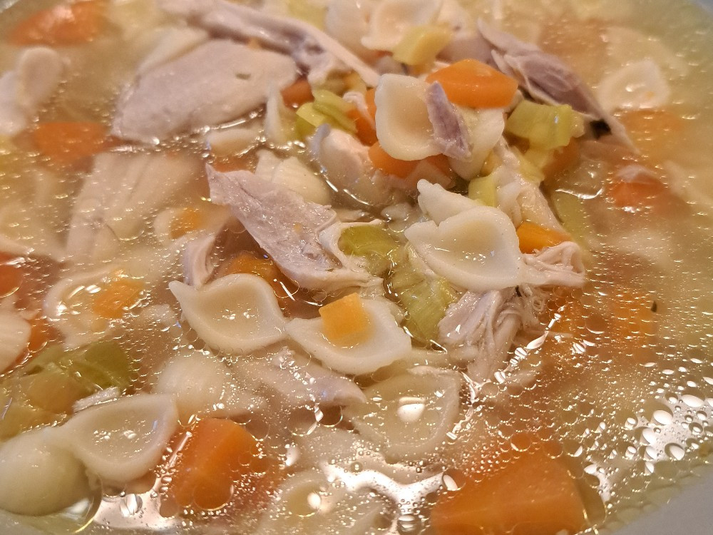 Hühnersuppe, selbstgemacht mit Lauch, Möhren und Suppennudeln vo | Hochgeladen von: wiebkewb Hühnersuppe, selbstgemacht mit Lauch, Möhren und Suppennudeln vo | Hochgeladen von: wiebkewb