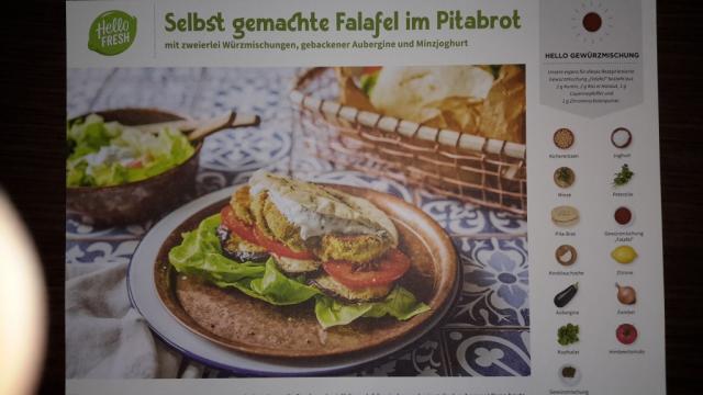 Selbst gemachte Falafel im Pitabrot, mit zweierlei Würzmisch | Hochgeladen von: Michael175